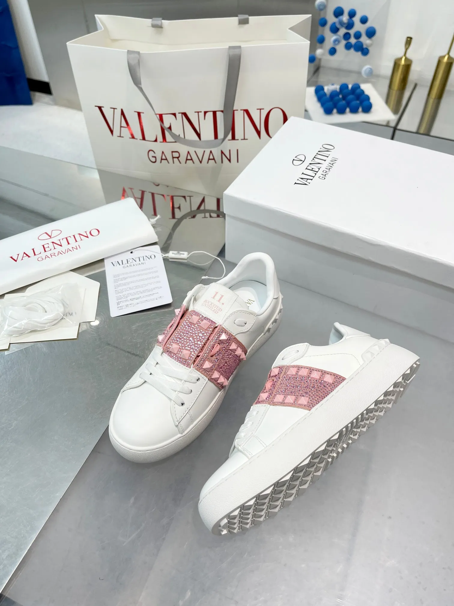 👟👟Ex-factory price 680👟👟 The latest thick-soled high version of Nujia Valentino Valentino 23ss spring and summer thick-soled rivet sports and casual shoes white shoes 2023 latest model hot-selling series hard to find after being launched in Japan Super hot classic rivet series with thick sole 6cm height increase Purchase the original version every detail is very exquisite🎁 Upper: silk cowhide splicing Lining: Cowhide lining Outsole: Original synchronized TPR outsole 6cm height increase Size: Female 35-41 (40.41 customized)